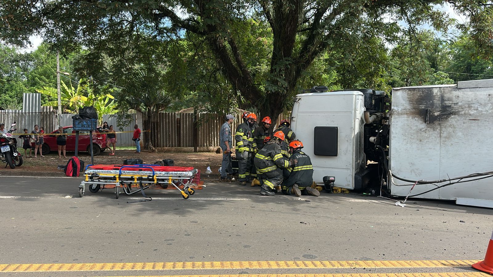 Condutor tomba caminhão de coleta de lixo e é socorrido em estado grave em Piracicaba