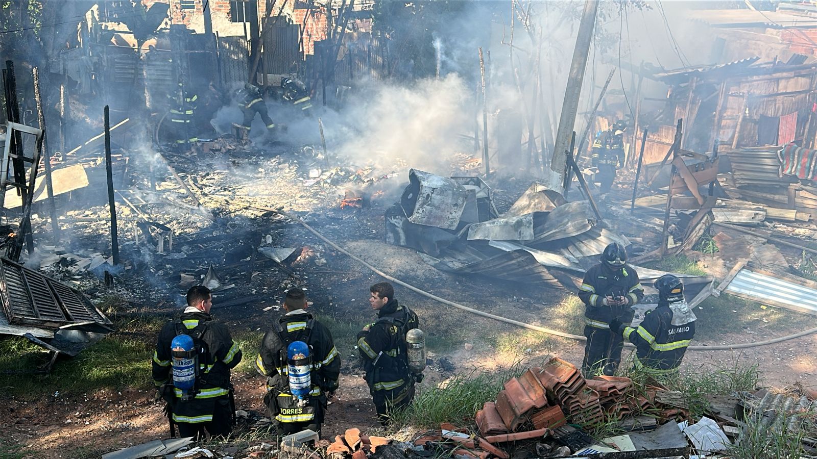 Incêndio em comunidade mobiliza bombeiros e consome quatro residências em Piracicaba