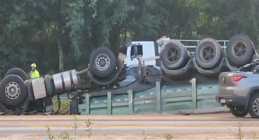 Motorista morre após carreta com areia tombar em rodovia na região de Piracicaba