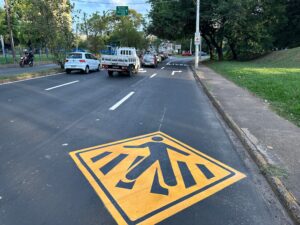A faixa de direita livre consiste em uma pista exclusiva que permite a conversão à direita mesmo diante do sinal vermelho