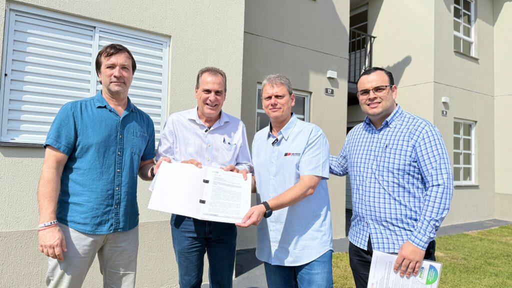 Ao lado de Helinho Zanatta, governador Tarcísio de Freitas anuncia 150 casas populares em Piracicaba