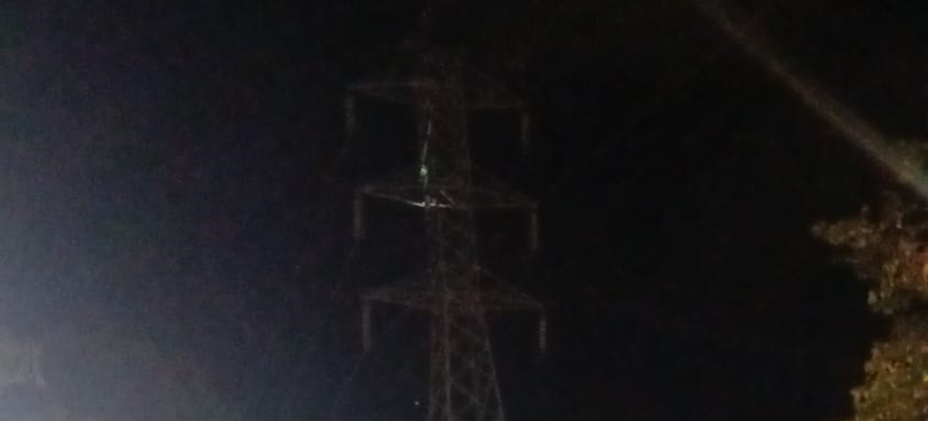 Homem sobe em torre de alta tensão em Piracicaba e mobiliza forças de segurança; energia é desligada