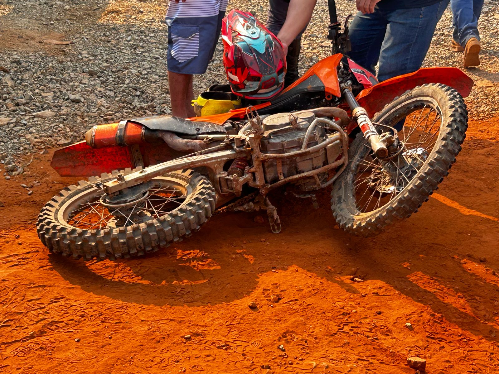Motociclista que voltava de trilha se choca com caminhão em grave acidente em rodovia de Piracicaba