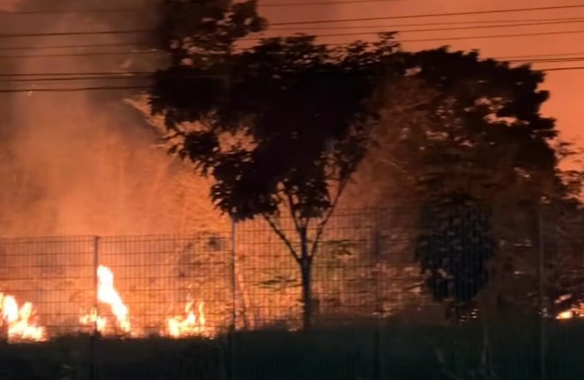 Incêndio de grandes proporções atinge área de vegetação perto da Unimep, em Piracicaba