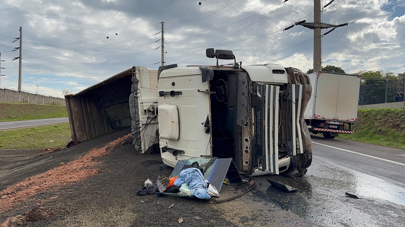 Motorista de caminhão passa mal ao volante e invade pista contrária em rodovia de Piracicaba