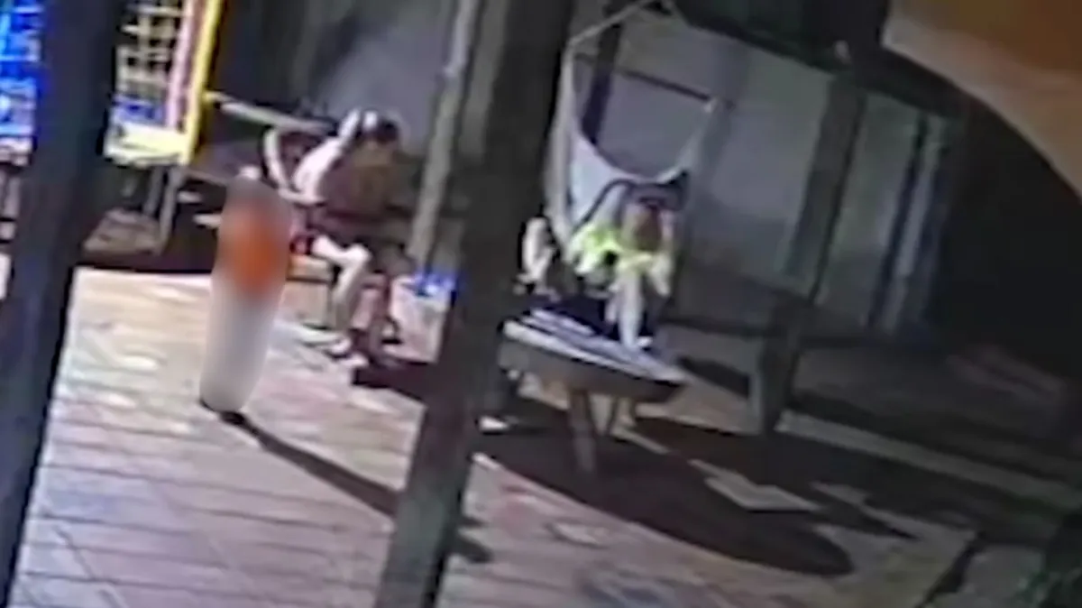 Criança de dois anos mata a mãe após brincadeira com a arma do pai