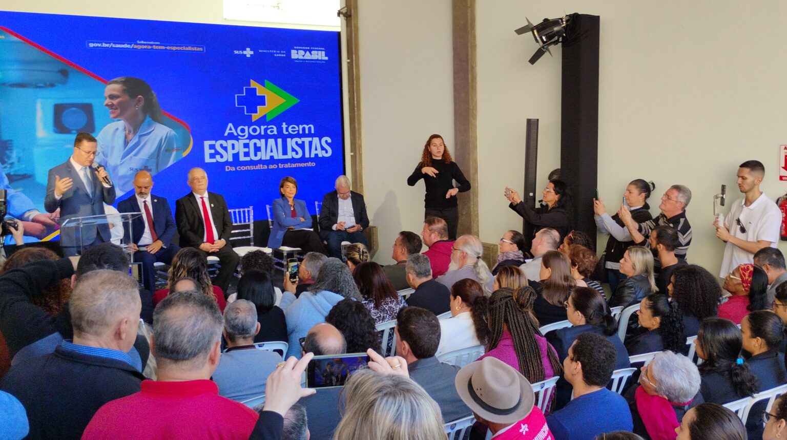 Na Santa Casa, prefeito e vice participam de entrega de Acelerador Linear para tratamento de câncer