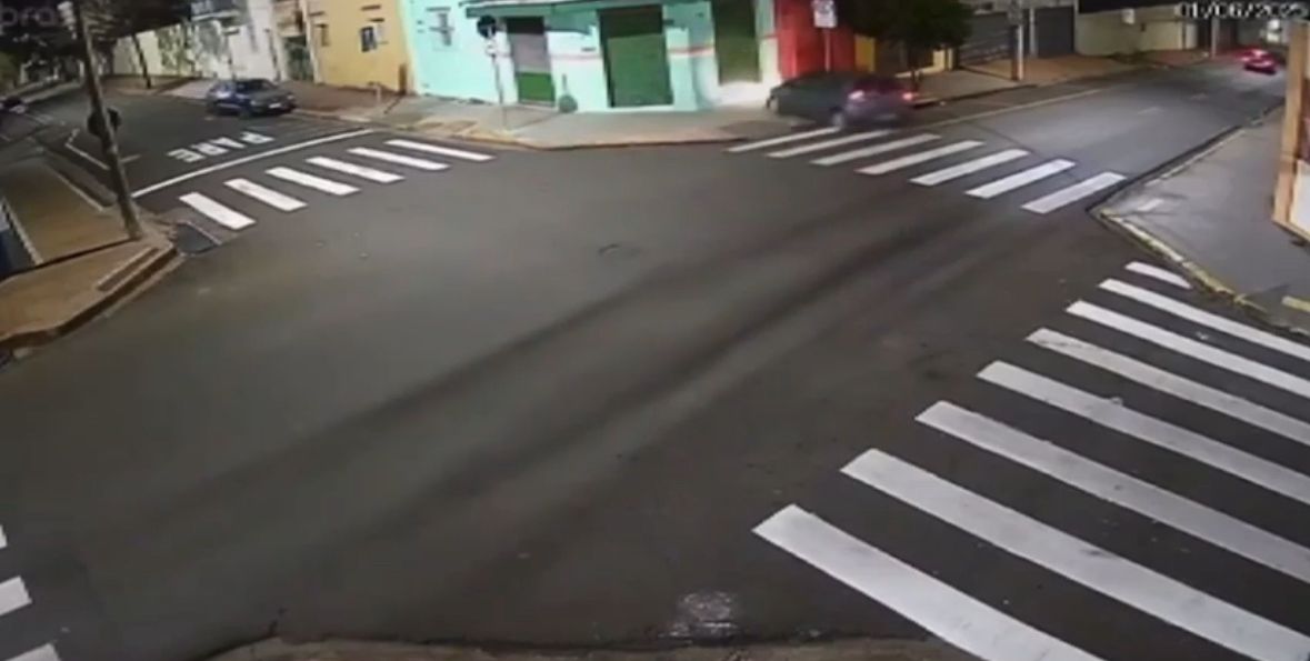 VÍDEO: condutor foge após bater carro em fachada de loja em Piracicaba; passageiro segue internado