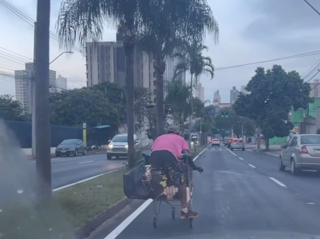 Homem é flagrado descendo avenida com carrinho de compras em Piracicaba