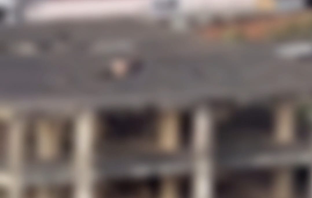 VÍDEO: Casal é flagrado em momento íntimo em cima de prédio abandonado em Piracicaba