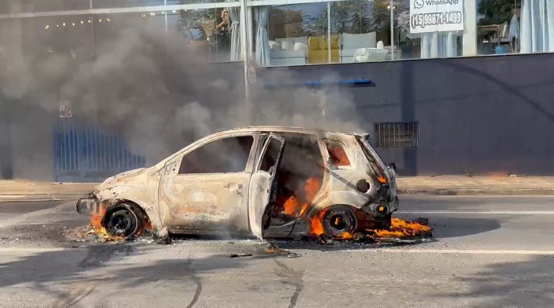 Carro com duas crianças e motorista pega fogo em avenida movimentada de Piracicaba