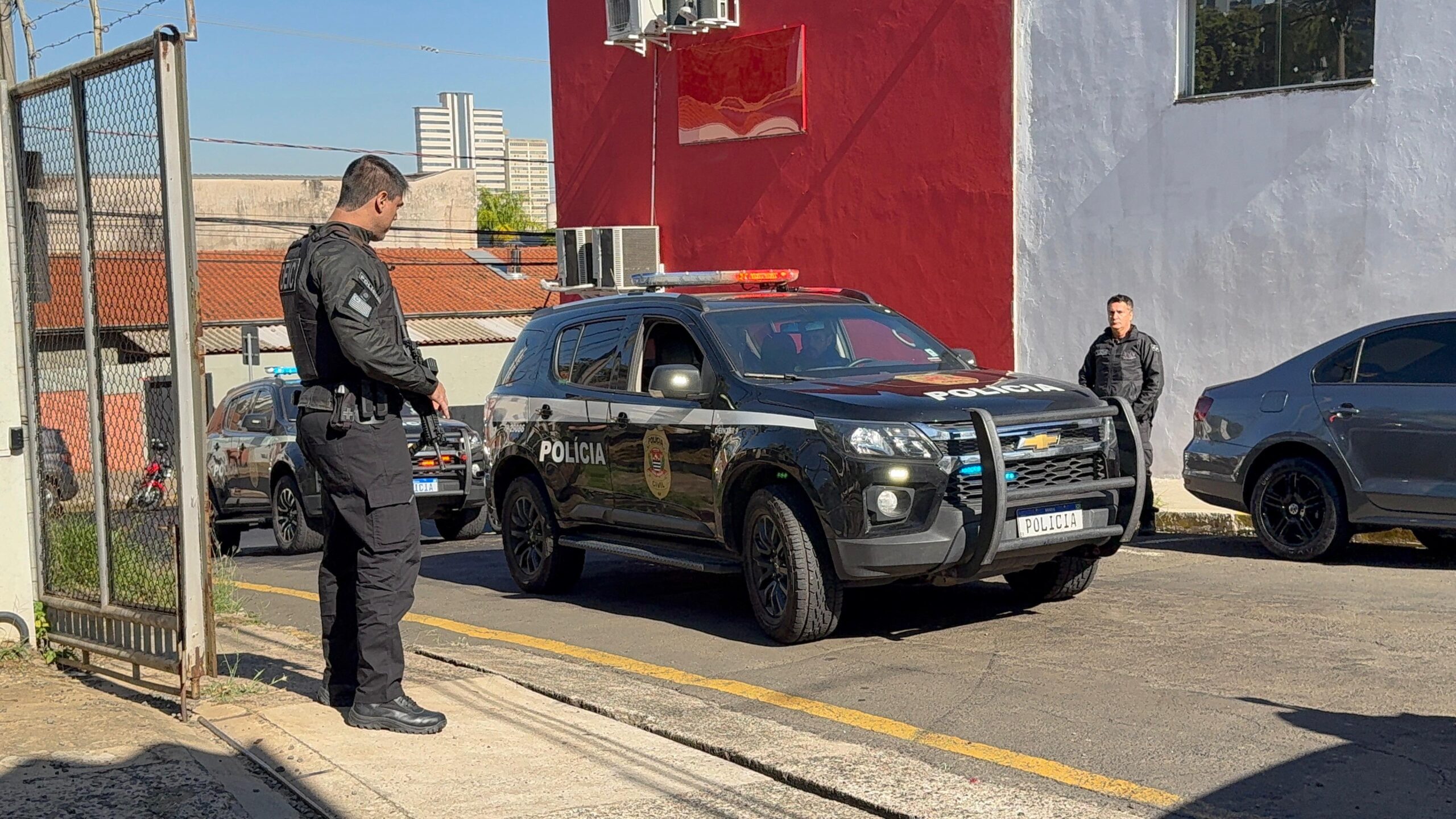 Vídeos mostram a chegada dos presos envolvidos no assassinato do casal em São Pedro