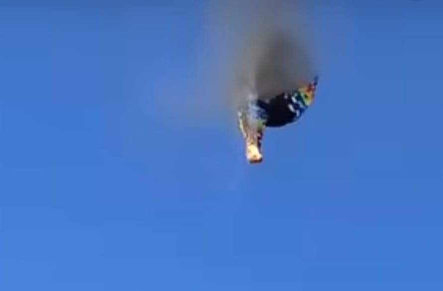 Tragédia aérea: Balão pega fogo e mata ao menos oito pessoas