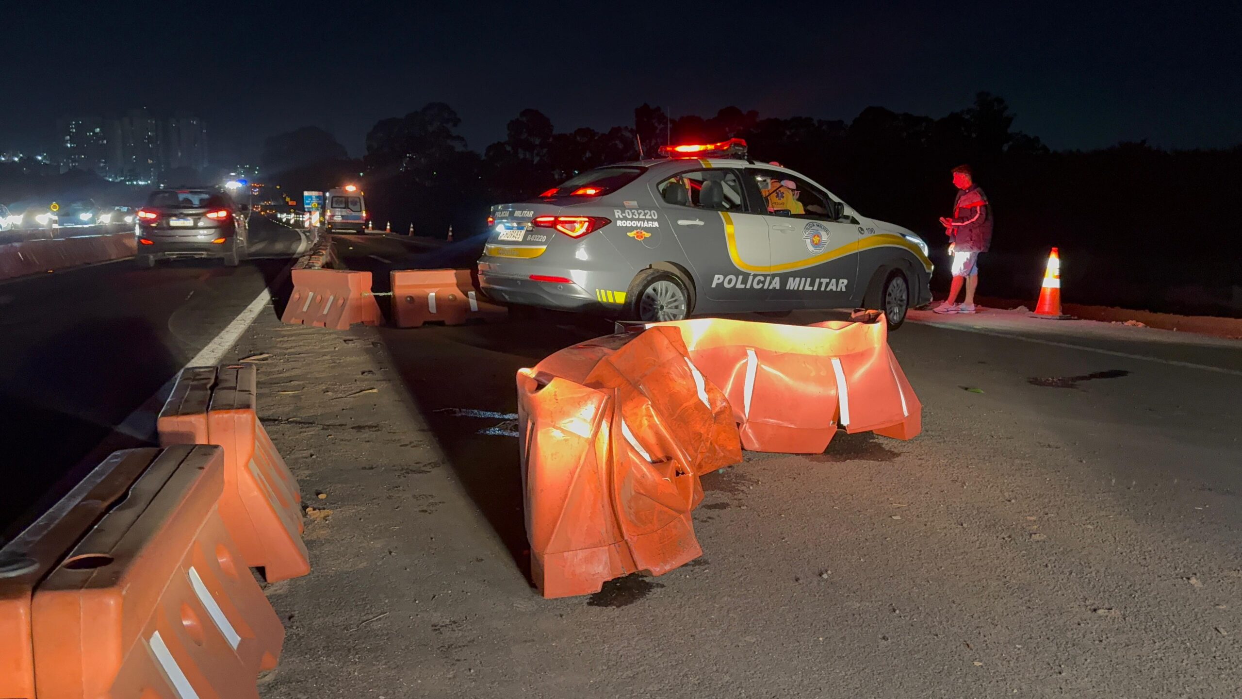 Garupa de moto é socorrida em estado grave após colisão com barreiras na SP-304, em Piracicaba