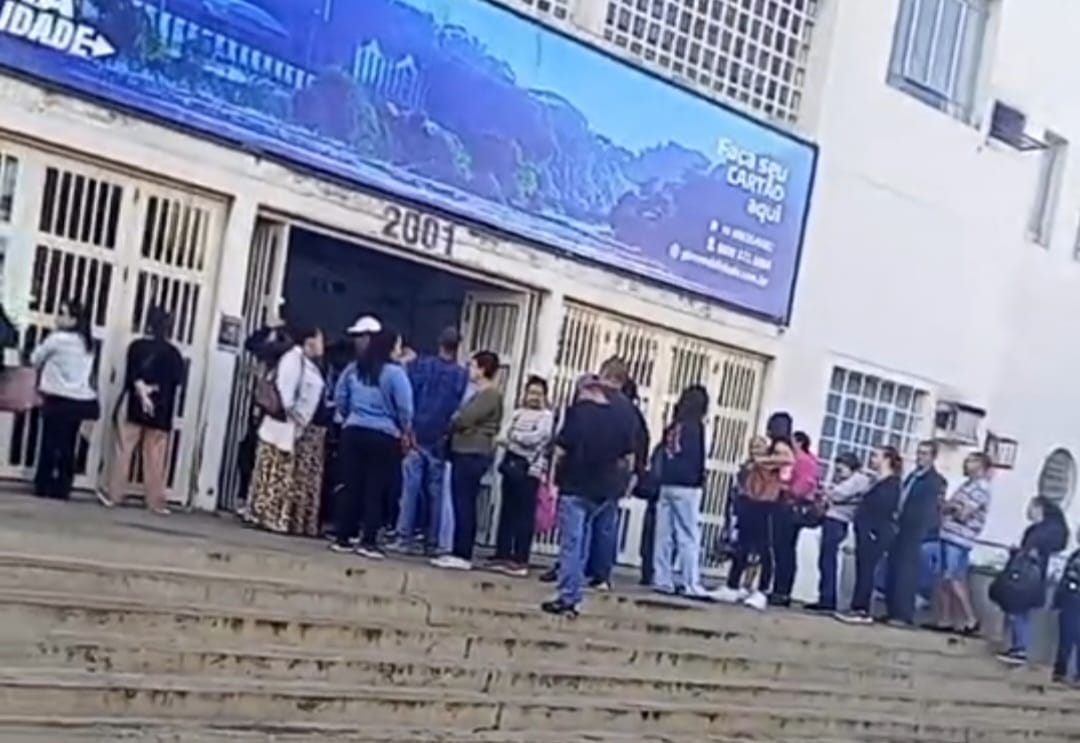 Usuários enfrentam fila para troca do cartão de transporte público em Piracicaba