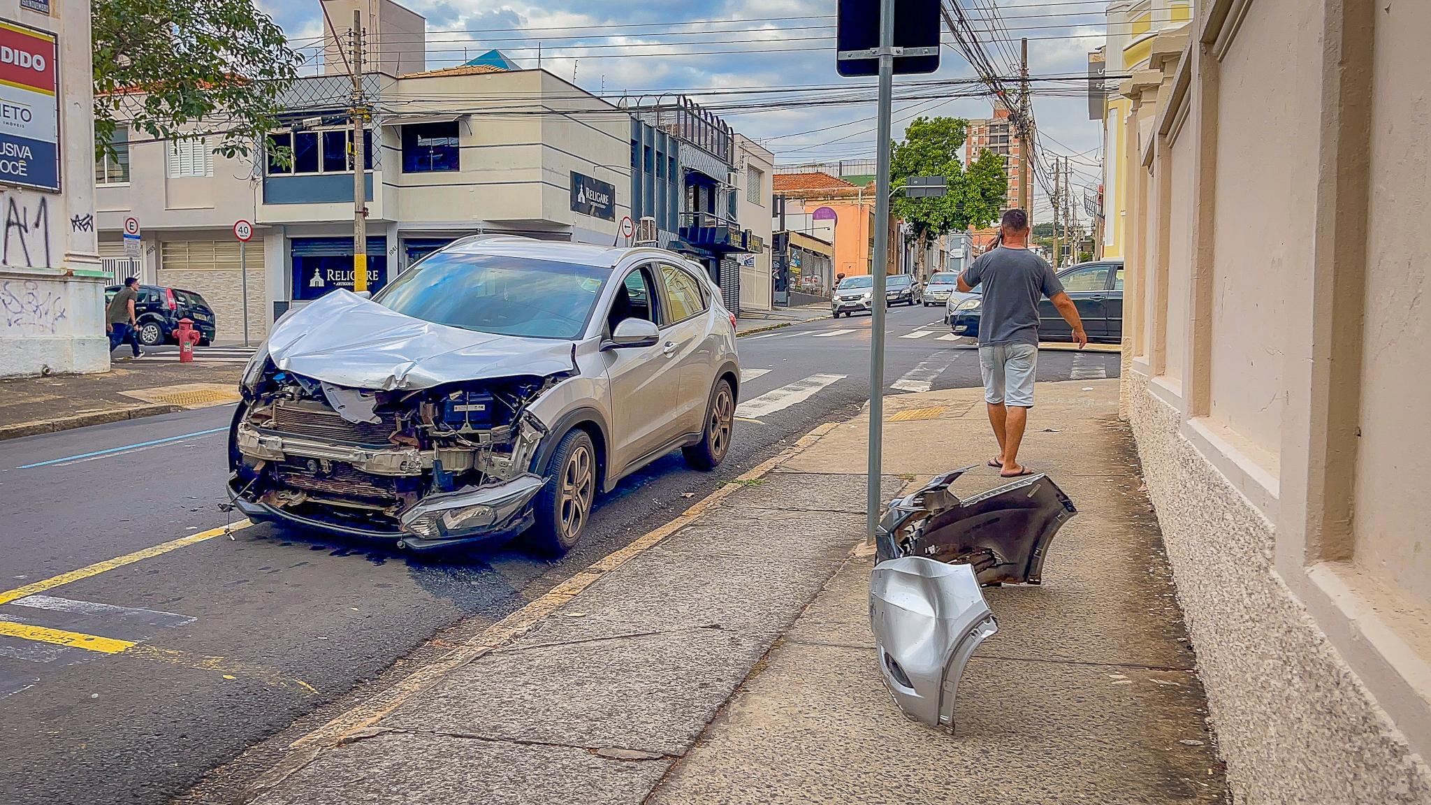 Colisão entre dois carros deixa duas crianças feridas no Centro de Piracicaba