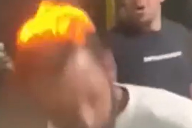 Jovens ateiam fogo na cabeça de homem em situação de rua e registram o crime em vídeo