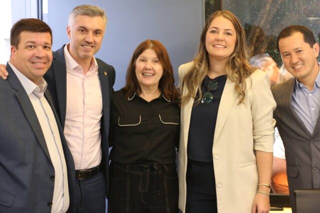 Engenheiros e arquitetos de Piracicaba ganham coworking moderno para trabalhar, estudar e até gravar podcasts