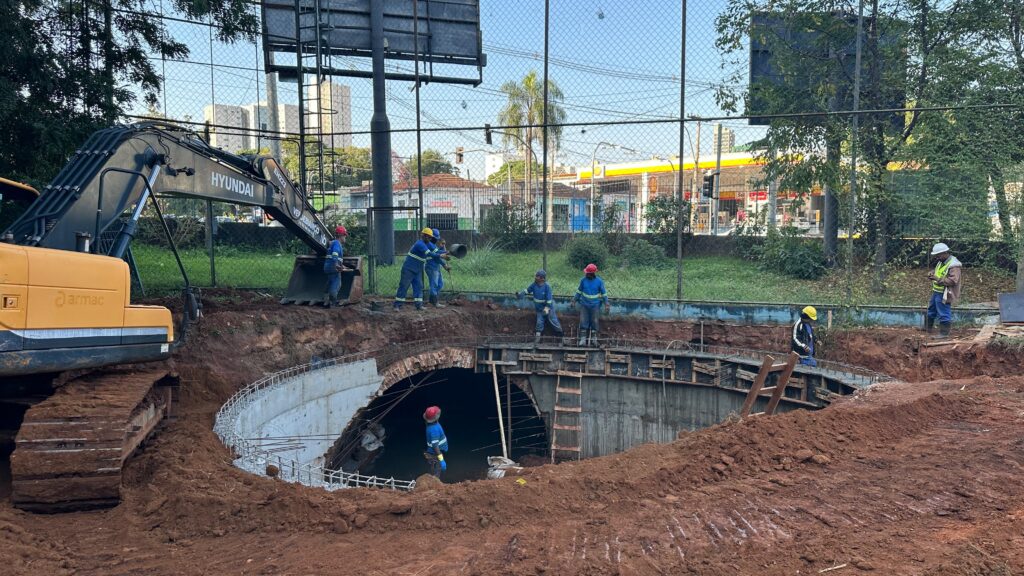 Prefeitura de Piracicaba segue com obras de construção e reforço estrutural na canalização do córrego Itapeva