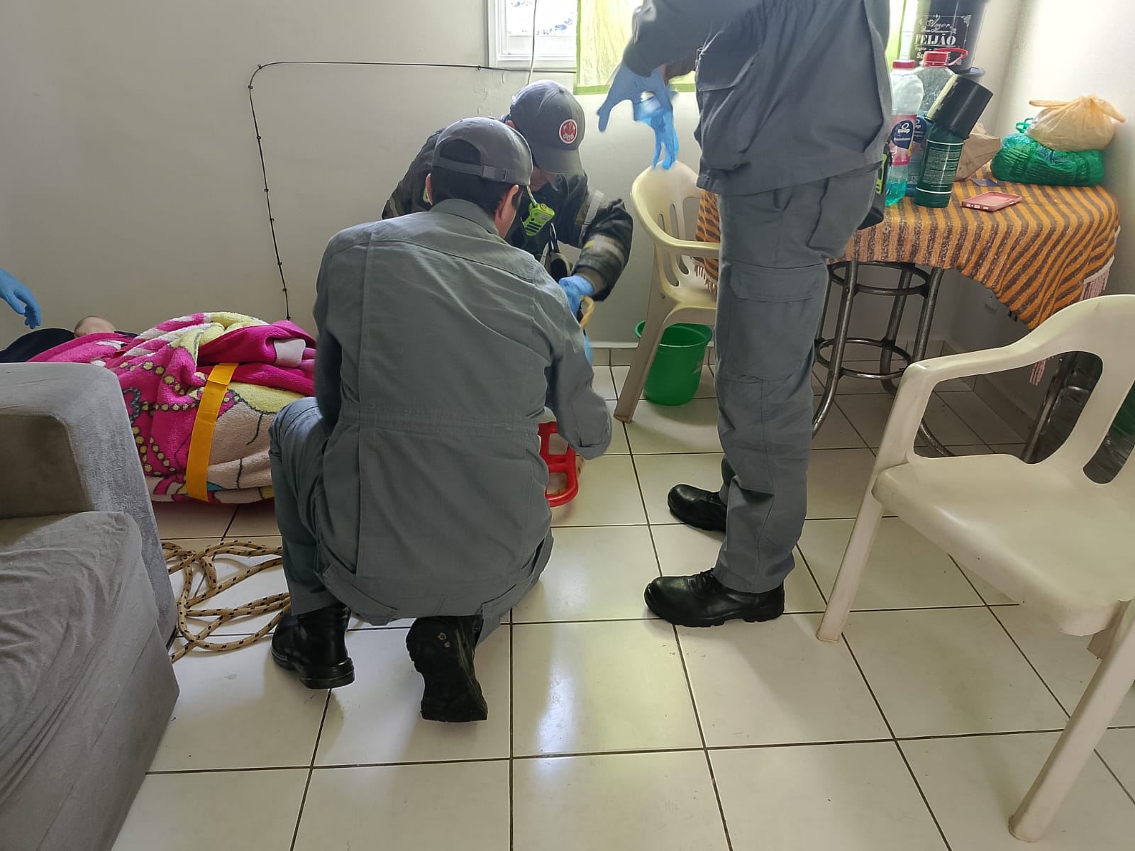 Mulher sofre fratura na perna após escorregar no banheiro e ter pia caída sobre o corpo, em Piracicaba