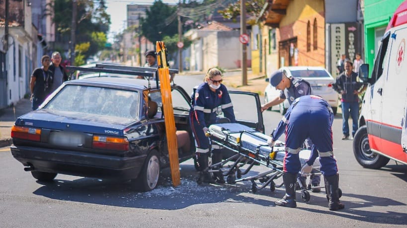 Acidente com dois carros e crianças a bordo deixa mulher em estado de choque em Piracicaba