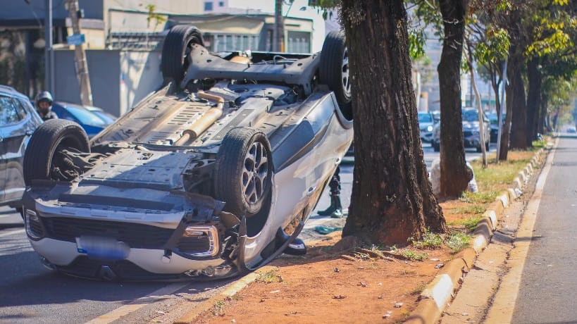 Veículo capota após colisão com outro carro em cruzamento movimentado de Piracicaba