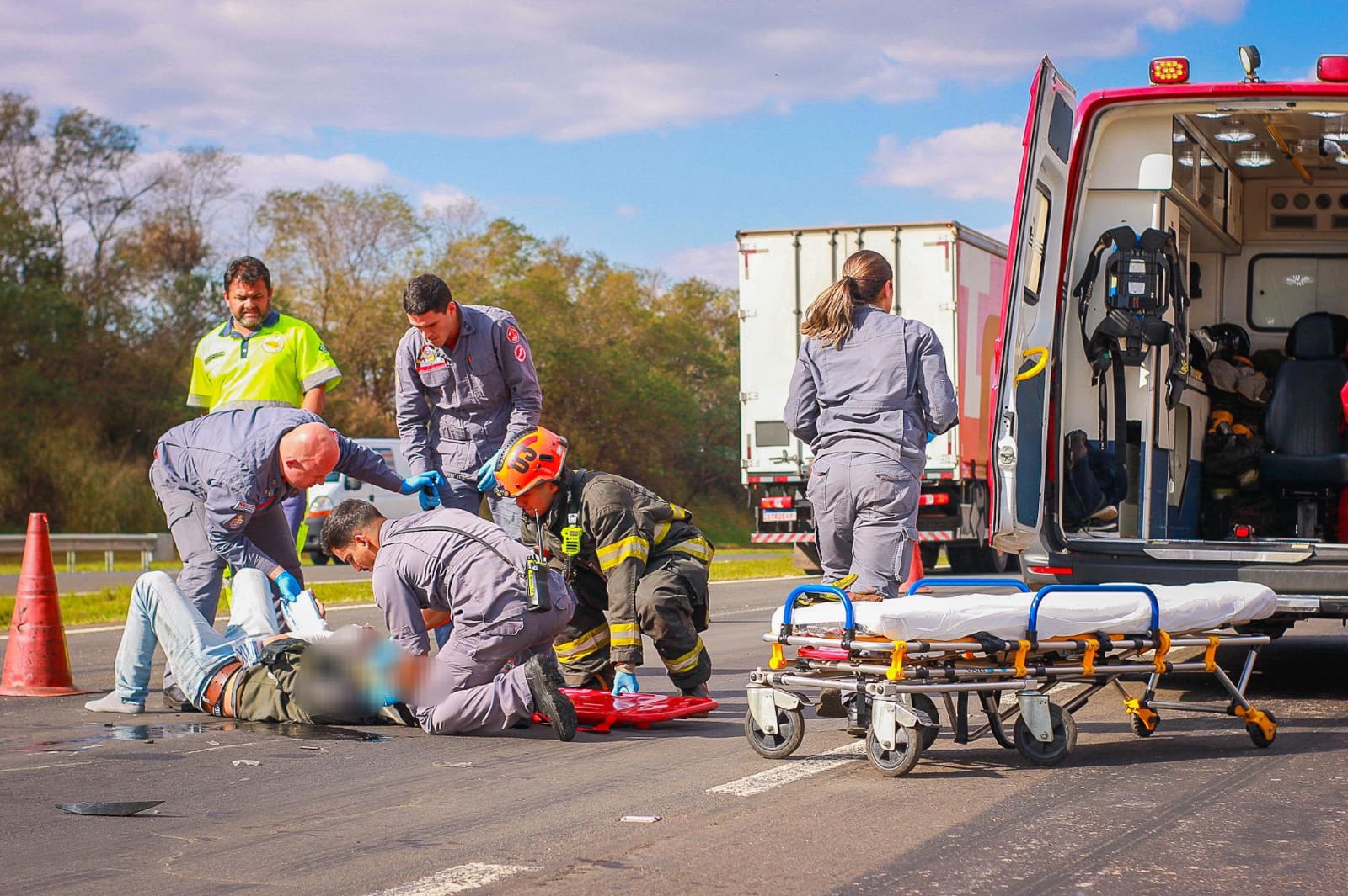 Jovem fica ferido após colidir moto na traseira de caminhão na SP-304, em Piracicaba