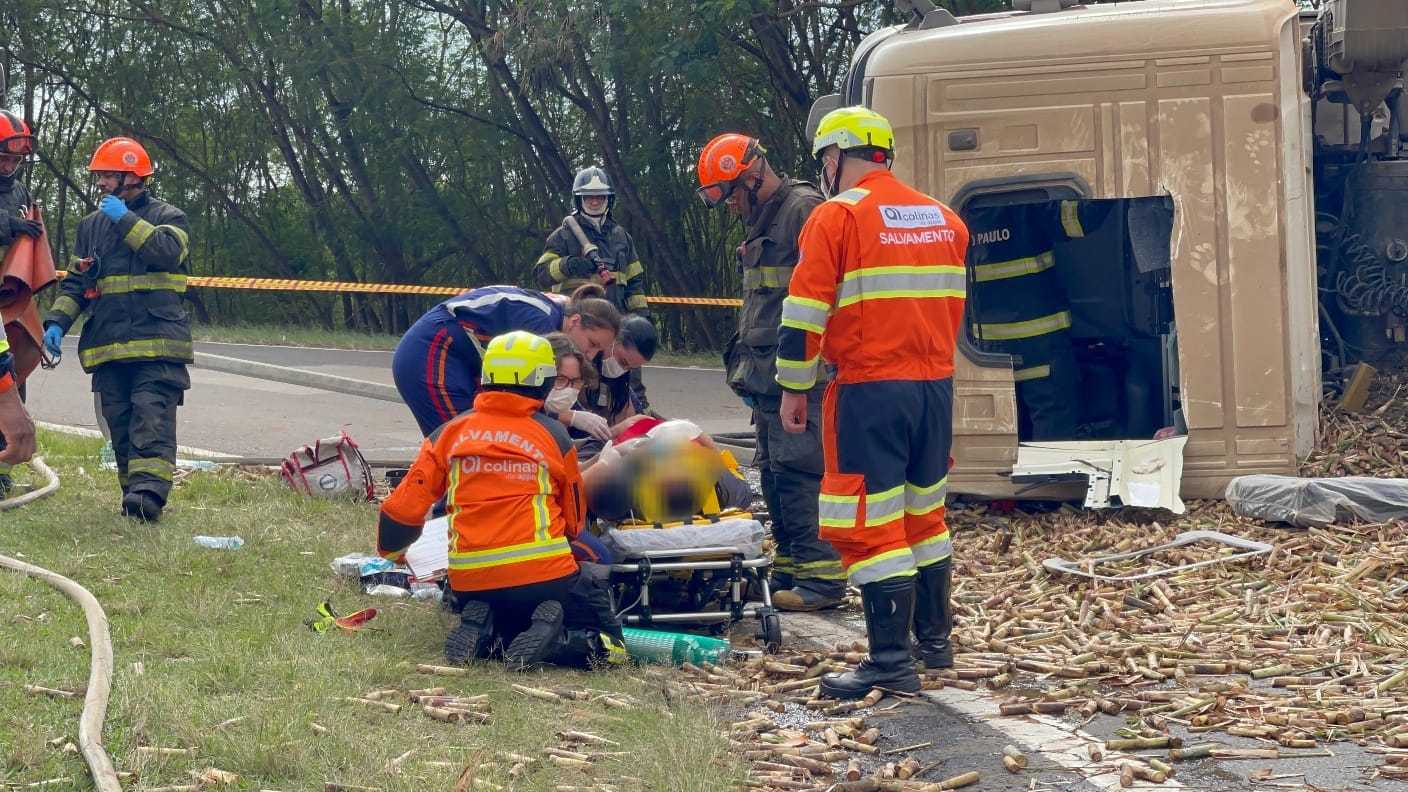 Caminhão carregado com cana-de-açúcar tomba e motorista fica preso nas ferragens na Rodovia Piracicaba–Saltinho
