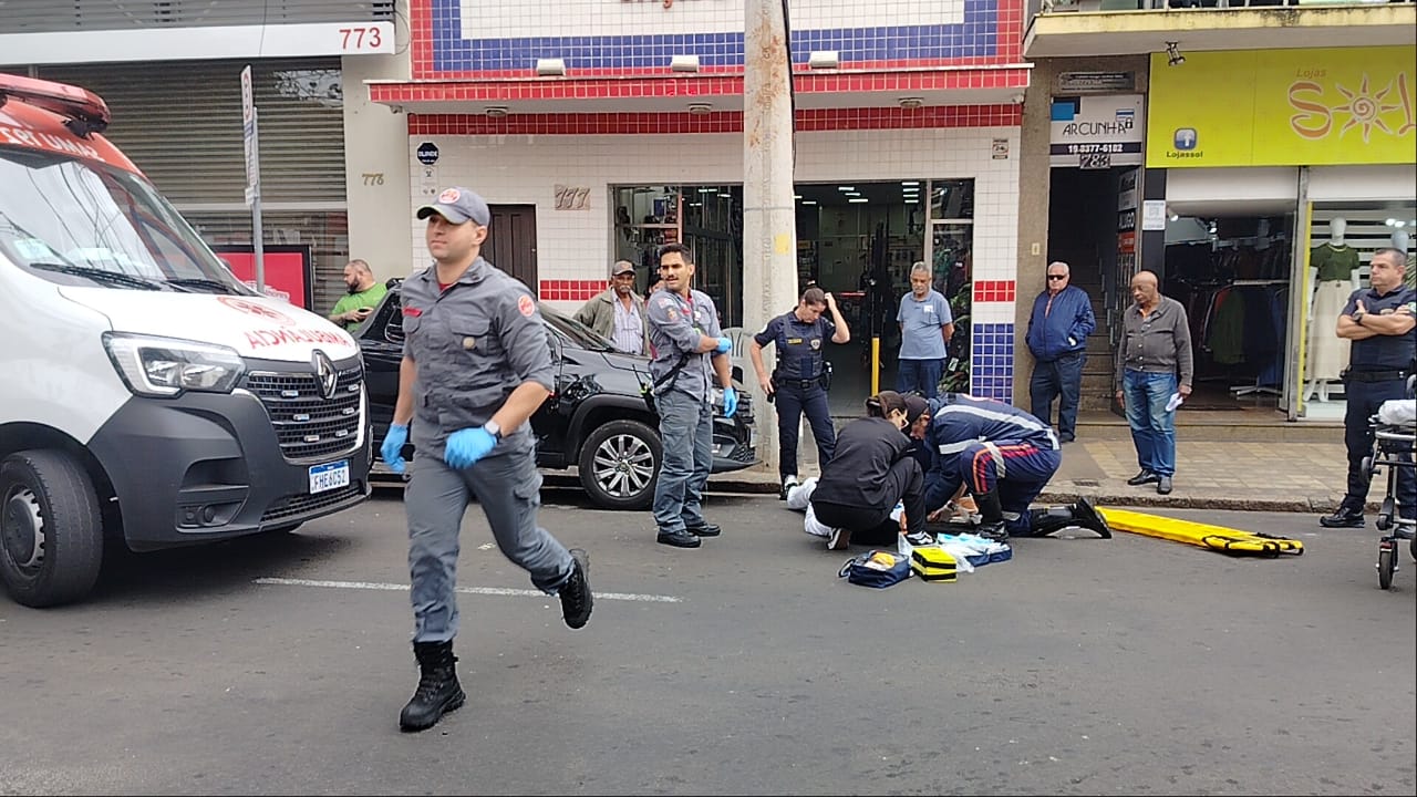 Mulher cai de moto após sofrer mal súbito no Centro de Piracicaba