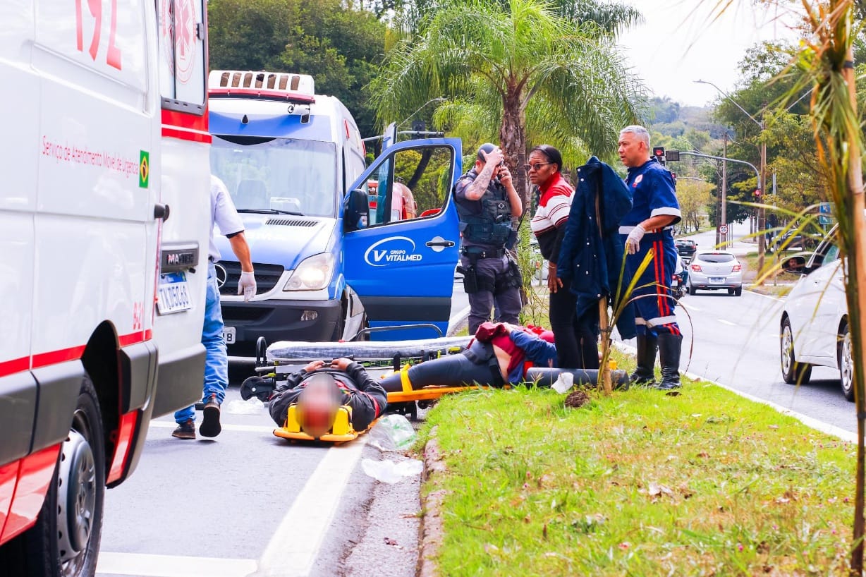 Pneu se solta de moto em movimento e casal sofre acidente em avenida de Piracicaba