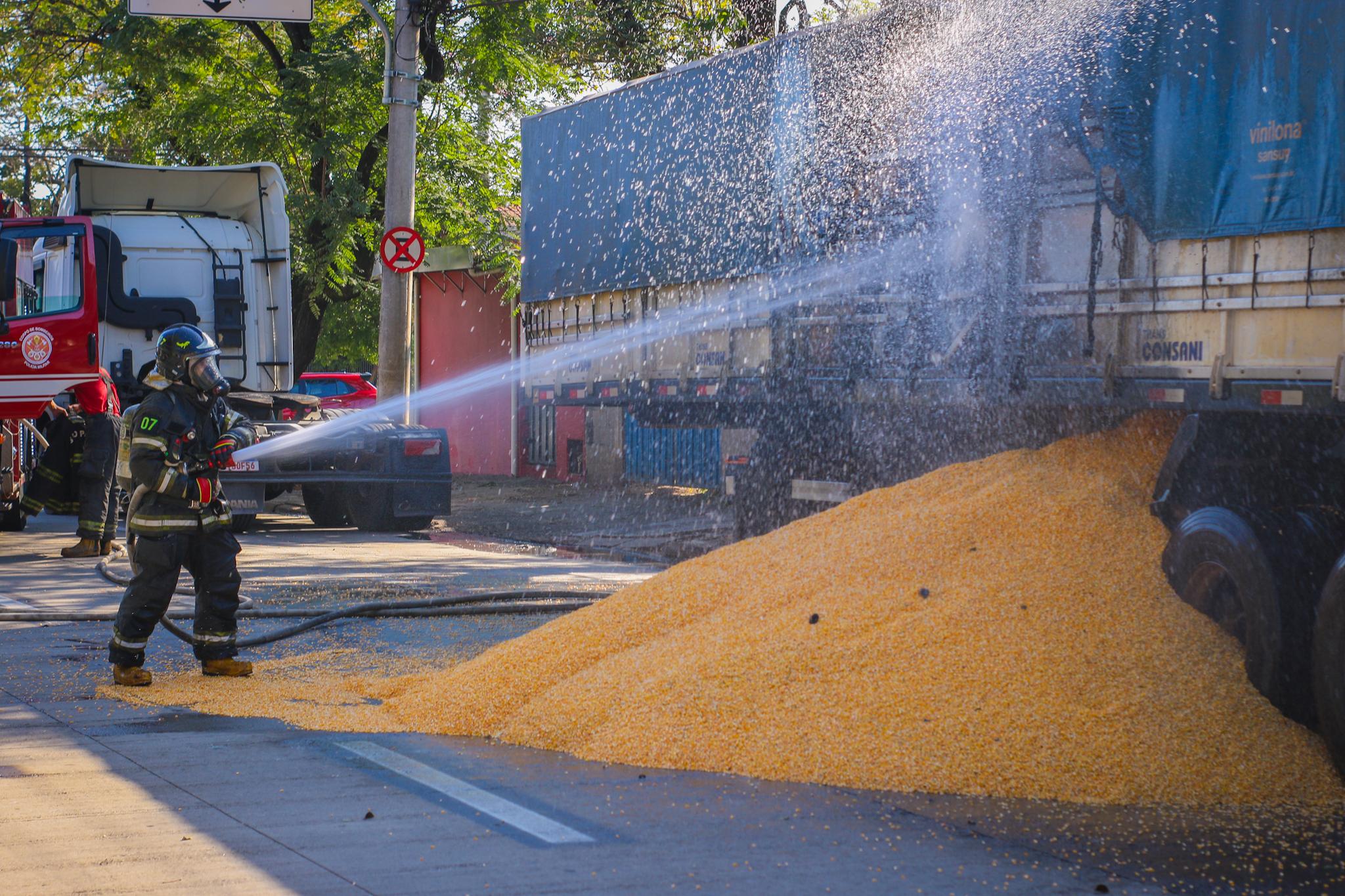 Carreta carregada de milho pega fogo próximo ao Shopping Piracicaba