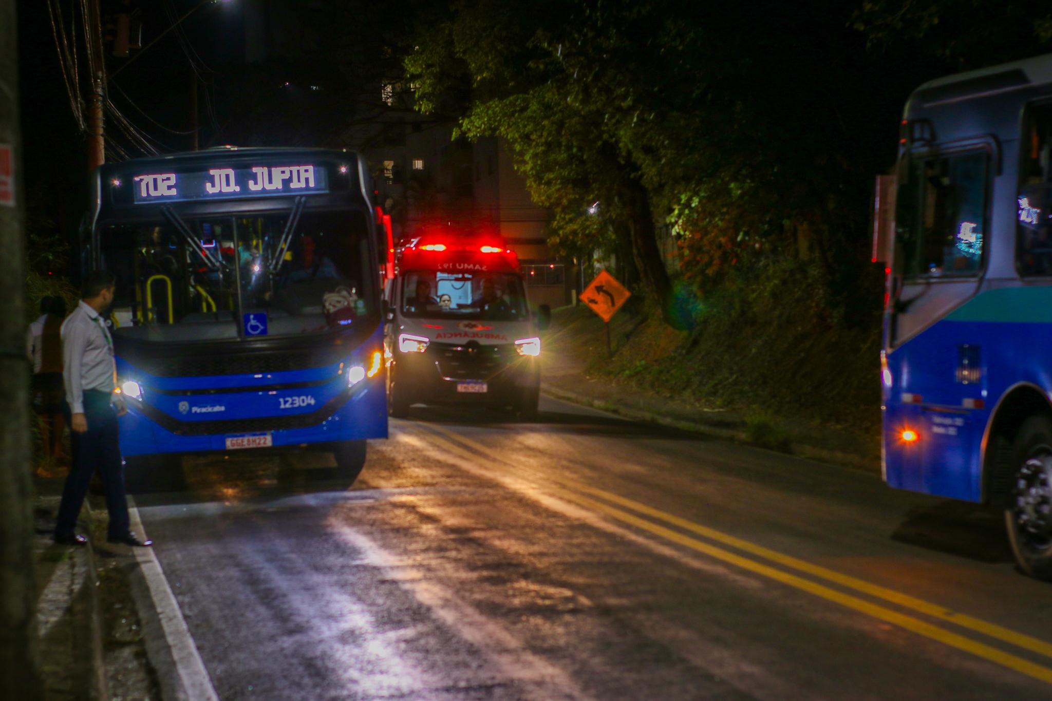 Ônibus atinge motociclista em cruzamento de avenida de Piracicaba