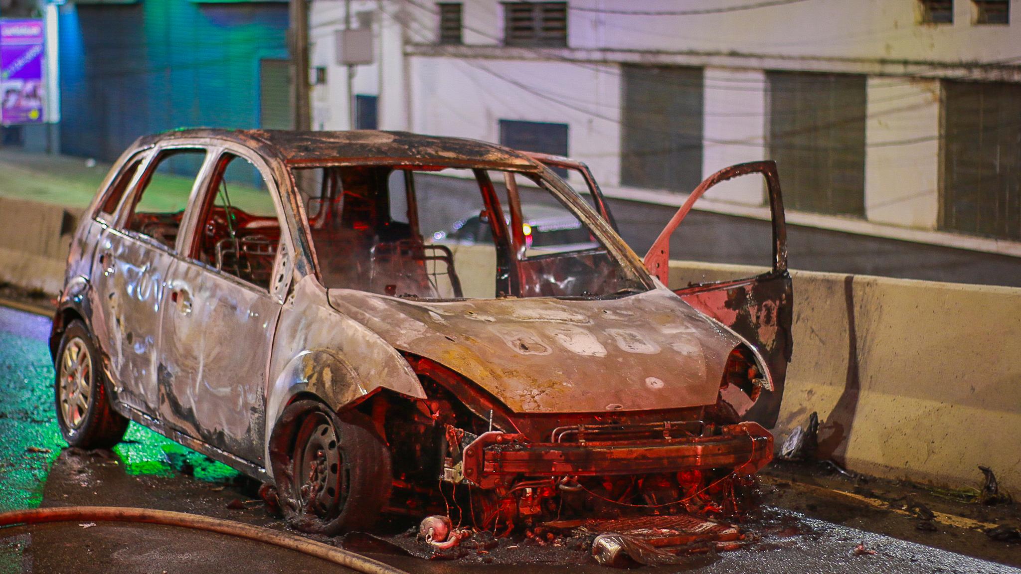 Carro é destruído por incêndio em viaduto próximo ao Shopping Piracicaba