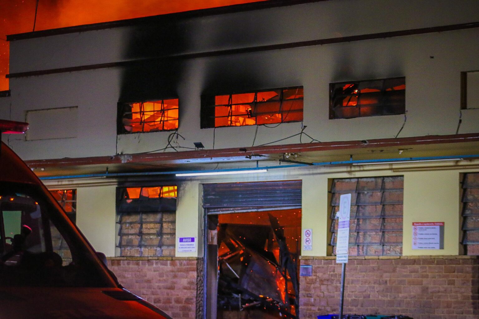 Cerca de 20 boxes foram completamente destruídos pelo incêndio que atinge o Mercadão de Piracicaba