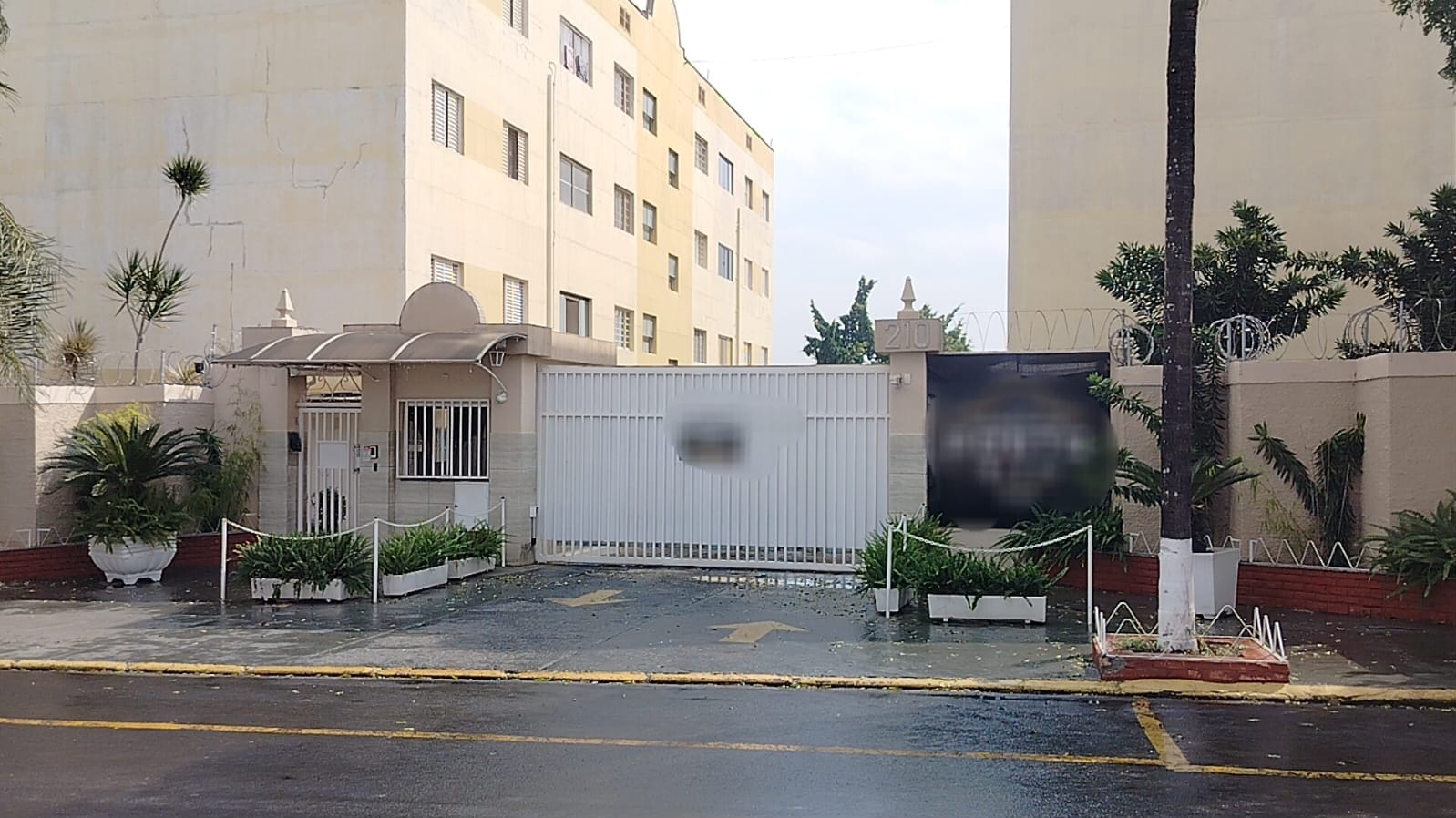 Durante possível surto, homem pula nu do quarto andar de prédio em Piracicaba