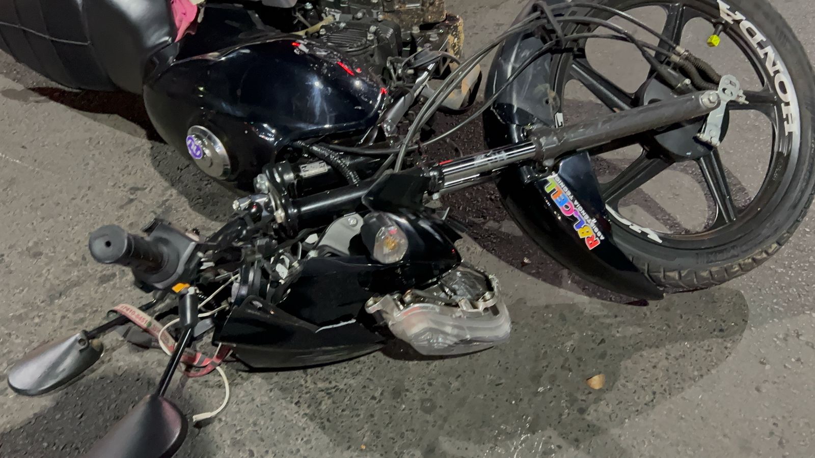 Motorista avança sinal vermelho, atropela motociclista e foge em Piracicaba