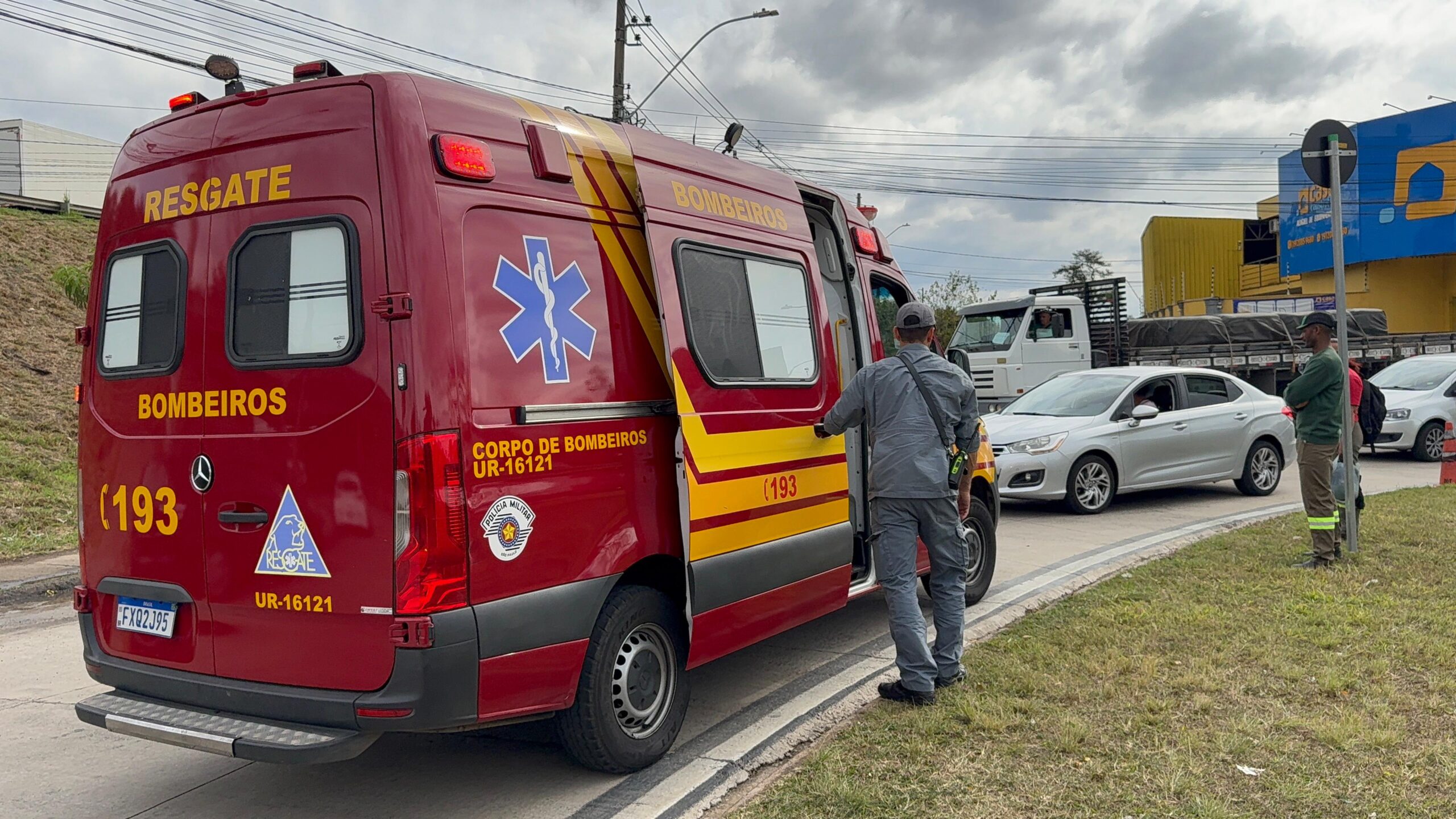 Motociclista do iFood fica ferido após escorregar em pedras soltas na SP-304, em Piracicaba
