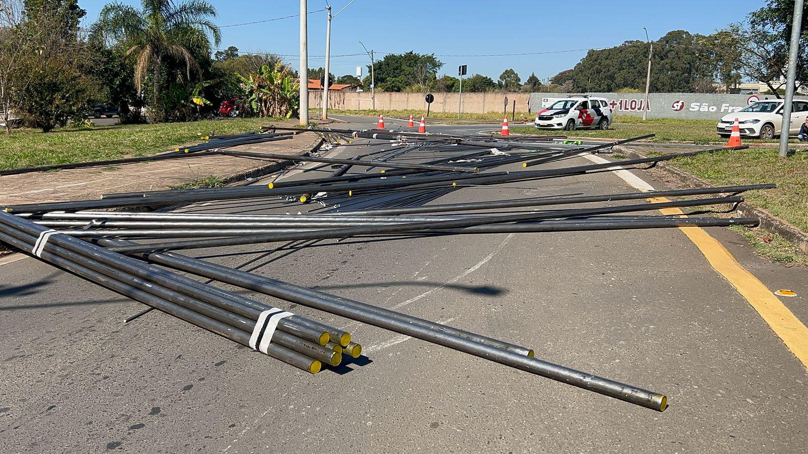 Ciclista sofre fratura exposta após carga de caminhão cair sobre ele em Piracicaba