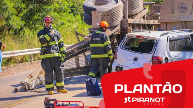 Mulher morre após carreta tombar e atingir carro de frente em estrada de Piracicaba