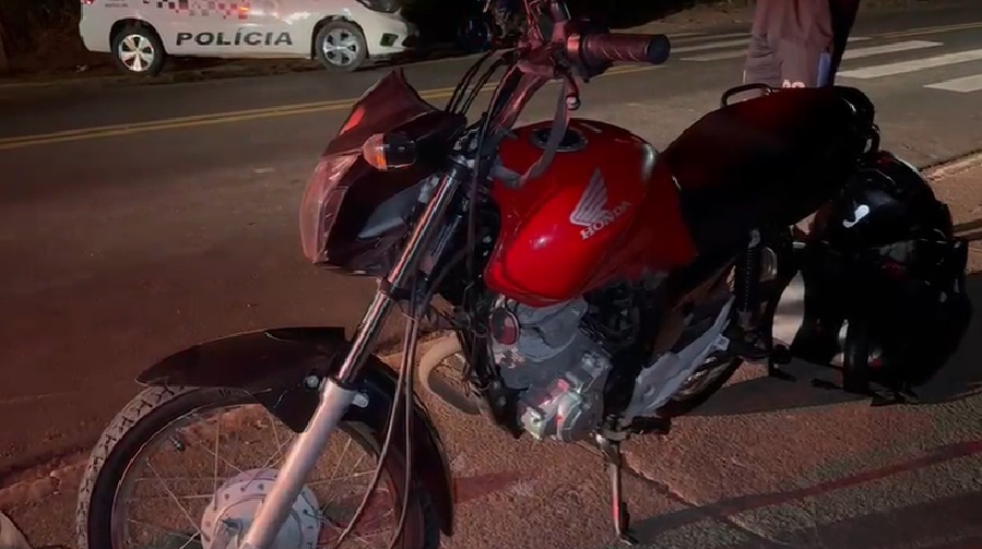 Motociclista fica gravemente ferido ao desviar de caminhão parado e bater em carro em Piracicaba