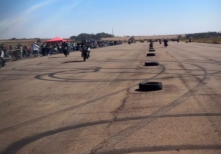 Criança de Piracicaba fica em estado grave após ser atropelada em evento radical de moto na região