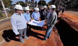 Prefeito Helinho Zanatta visita obras da nova adutora que liga a ETA Capim Fino ao reservatório Torre de TV