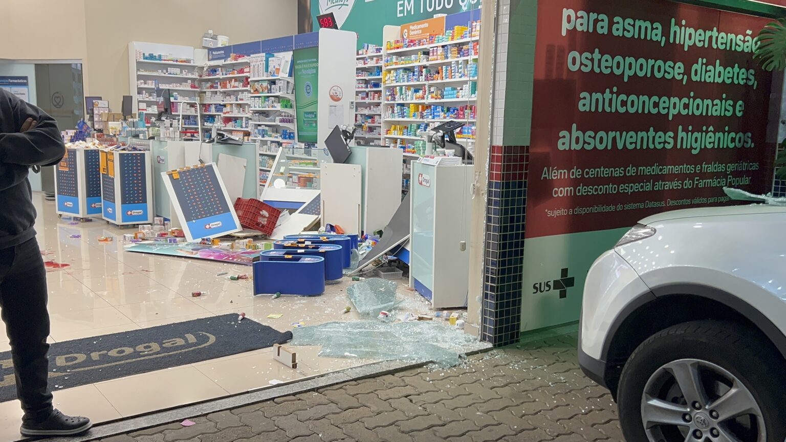 Carro invade farmácia e deixa feridos em Piracicaba
