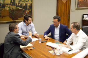 Prefeito-Helinho-Zanatta-e-deputado-estadual-Alex-Madureira-em-reuniao-com-o-Secretario-Estadual-de-Agricultra-e-Abastecimento-Guilherme-Piai-1024×683