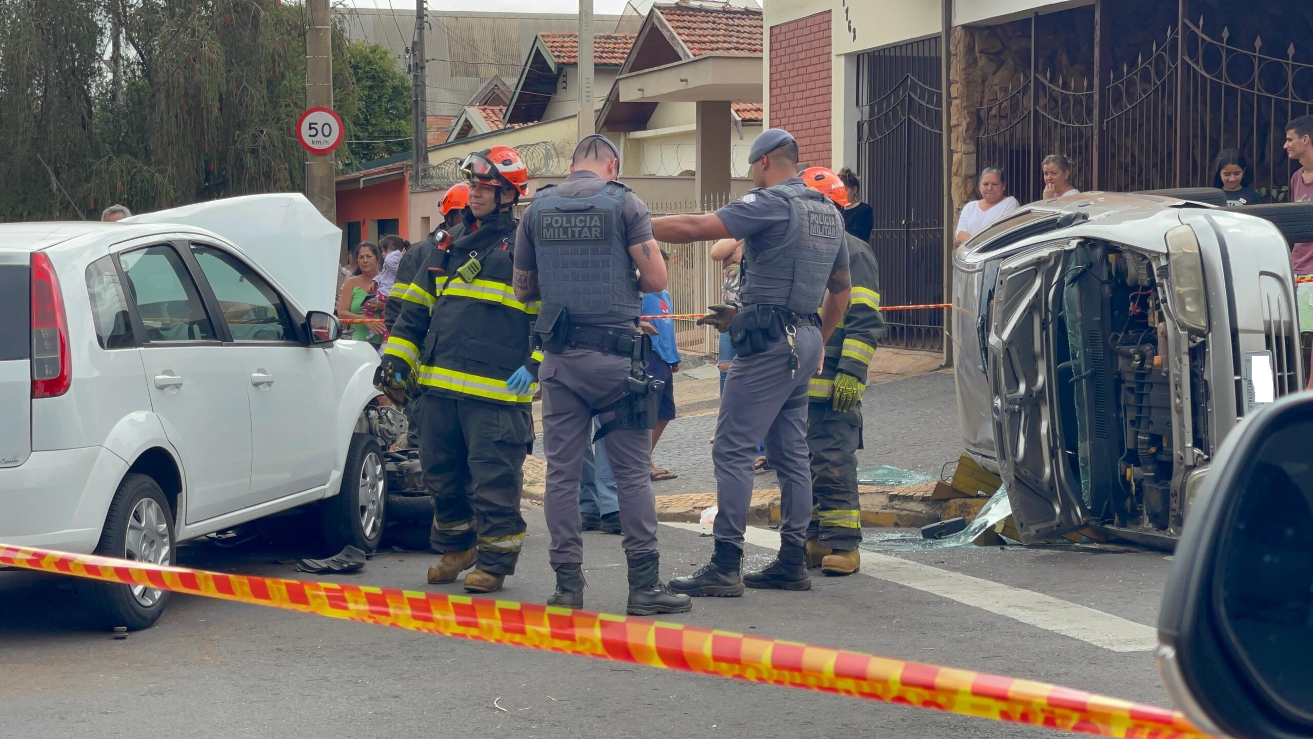 Violento acidente com capotamento deixa três feridos em cruzamento movimentado de Piracicaba