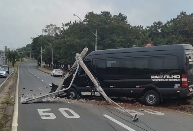 Van colide violentamente contra poste em avenida de Piracicaba