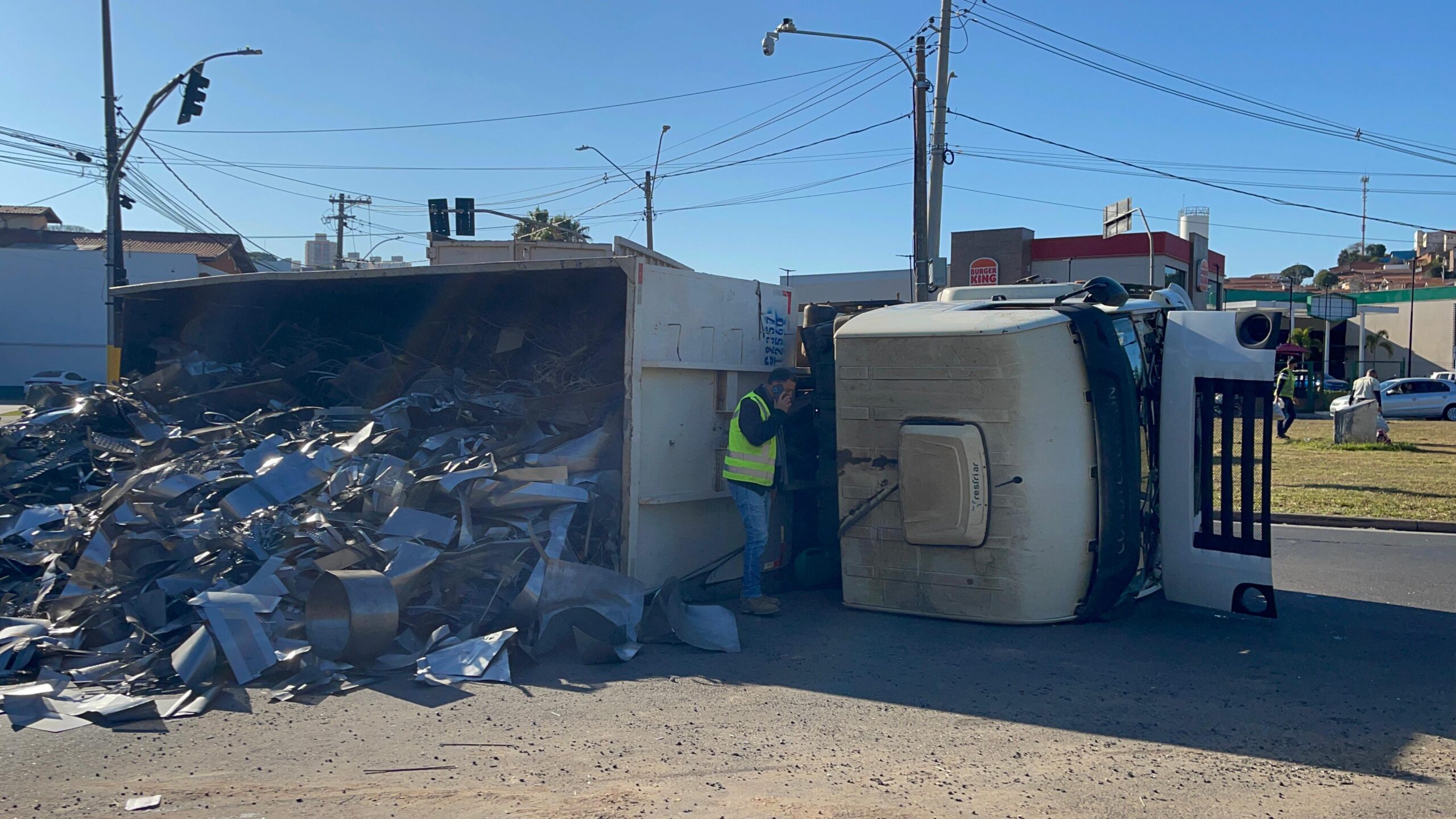 Caminhão bitrem tomba e espalha toneladas de sucata em avenida de Piracicaba