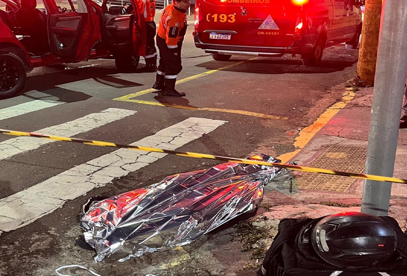 Motociclista morre após colisão contra poste em cruzamento de Piracicaba