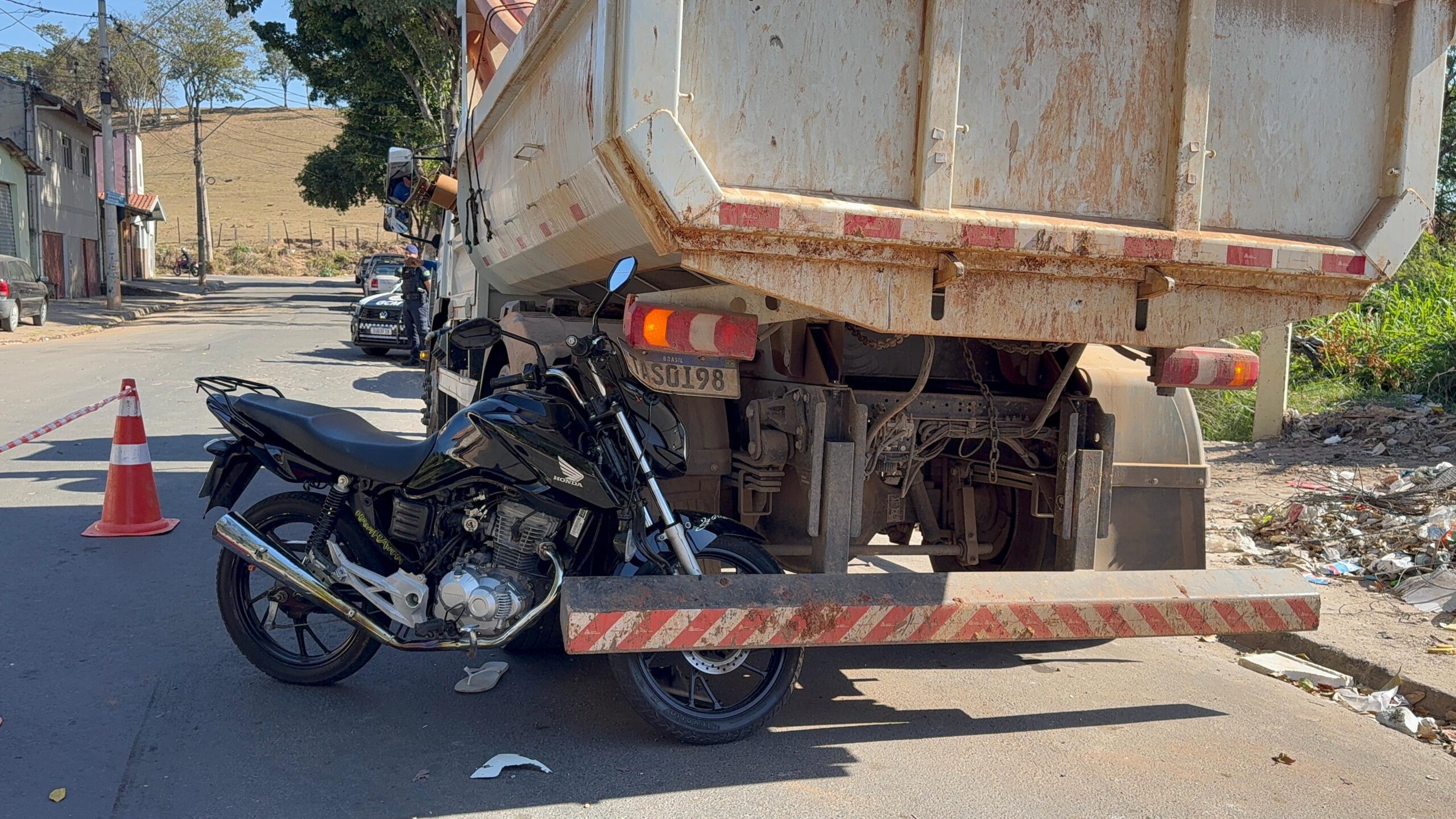 Motociclista fugindo da GCM colide com caminhão da empresa Águas do Mirante em Piracicaba