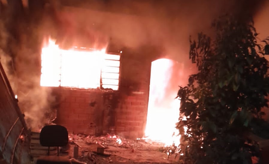 Homem sofre queimaduras graves e tem 90% do corpo queimado durante incêndio em residência